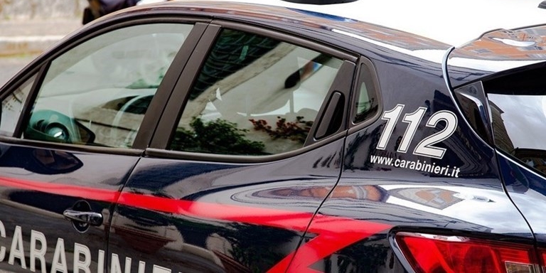 Assalto notturno a una stazione di servizio: ferito un vigilante