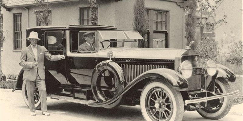 1926 Valentino in posa davanti alla sua monumentale Isotta Fraschini (con autista personale)