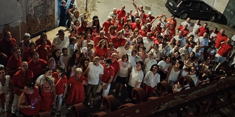 Vicoli in festa e senso di comunità: grande successo per la “Cena Condivisa”