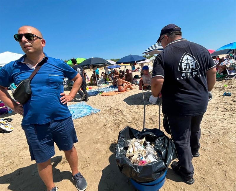 La Protezione Civile pulisce le spiagge di Massafra