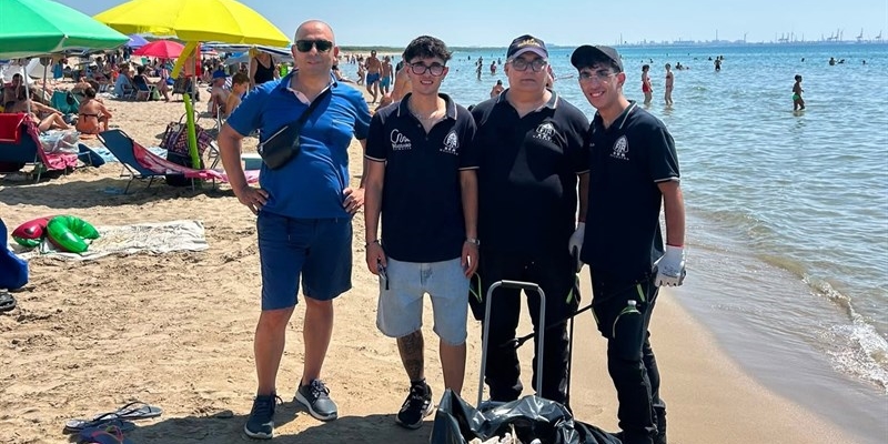 La Protezione Civile pulisce le spiagge di Massafra