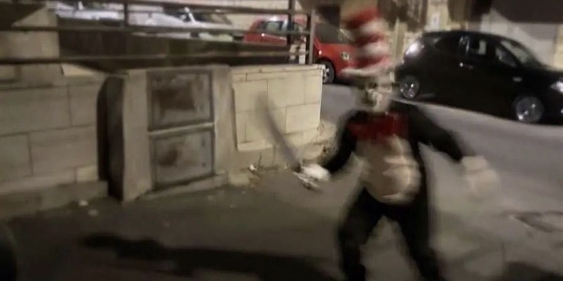 "Clown armato" nella notte: foto virali e l'ombra della bufala, indagano i carabinieri