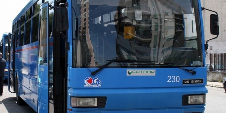 Follia nella notte di Halloween: oggetti contro un bus, ferito l'autista