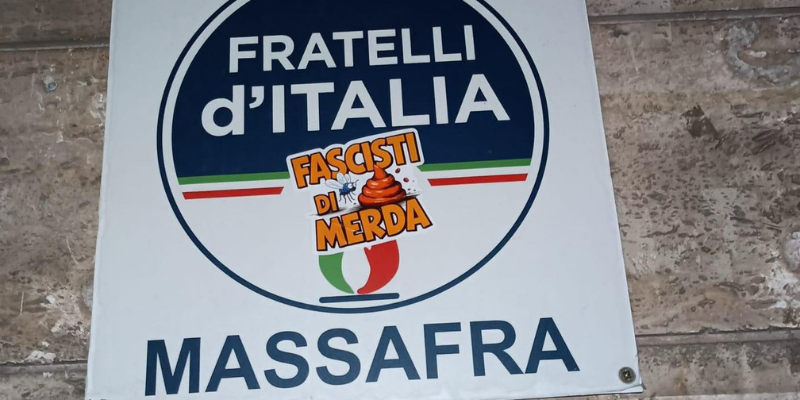 Adesivo offensivo affisso alla sezione cittadina di Fratelli d'Italia