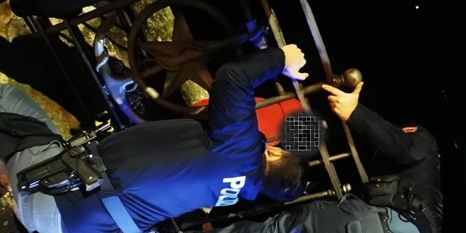 Voleva lanciarsi nel vuoto: 35enne salvato dai poliziotti