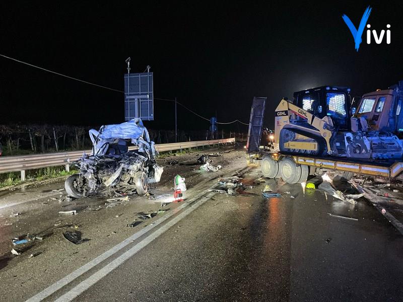 Doblò vs mezzo pesante: scontro mortale sulla statale 100