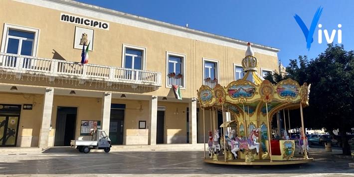 Una giostra con cavalli in piazza Principe di Napoli