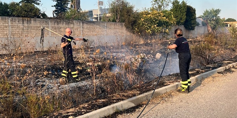 Massafra, fiamme in zona artigianale: domato incendio