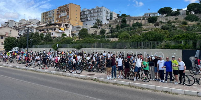 Ciclopasseggiata per le vie di Mottola: le due ruote del "Manzoni" chiudono l'anno scolastico