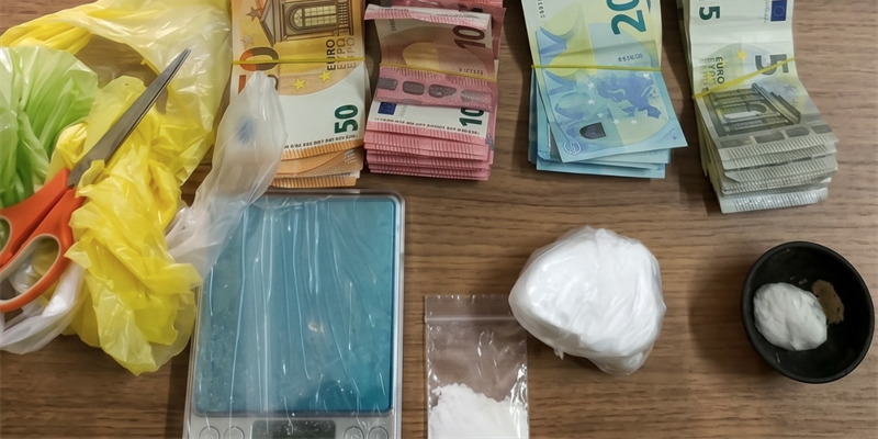 Coca, hashish e 19 mila euro in contanti: nei guai un giovanissimo