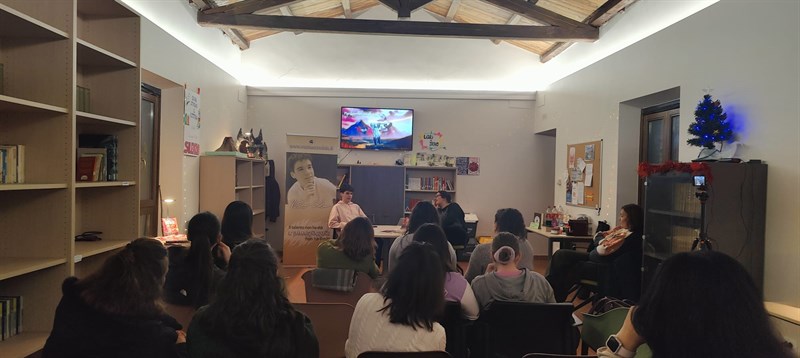 Crudele porta "Land of the Free" nelle biblioteche romane