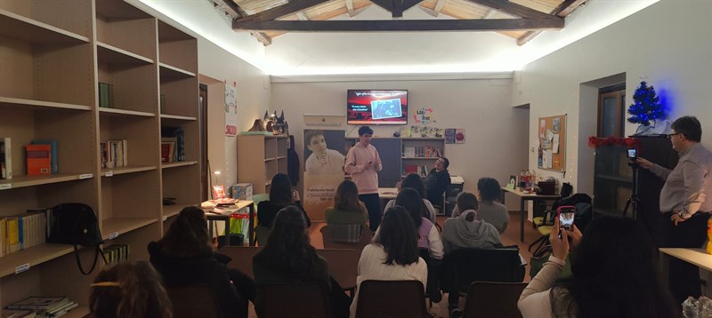 Crudele porta "Land of the Free" nelle biblioteche romane