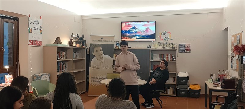 Crudele porta "Land of the Free" nelle biblioteche romane