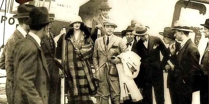Rodolfo Valentino e sua moglie Natacha Rambova all'aeroporto londinese di Croydon in partenza per Parigi
