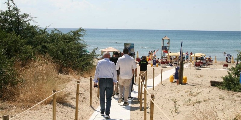 Castellaneta Marina, inaugurata la terza stagione della spiaggia accessibile e gratuita