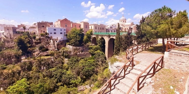 Passeggiata nel villaggio rupestre di Santa Marina: due visite guidate