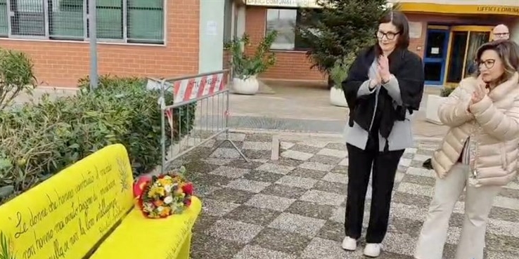 Inaugurata la "Panchina Gialla": un simbolo di memoria e coraggio per i diritti delle donne