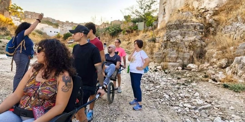 Ginosa vista dal basso: l'accessibilità trasforma il percorso nella gravina
