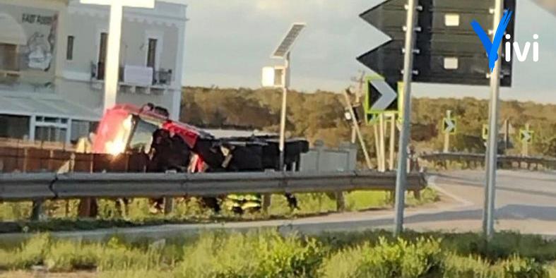 Tir si ribalta sulla statale 100, traffico rallentato