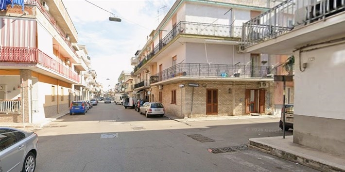 Incidente in via Piccinni: scooter travolto da un mezzo in fuga