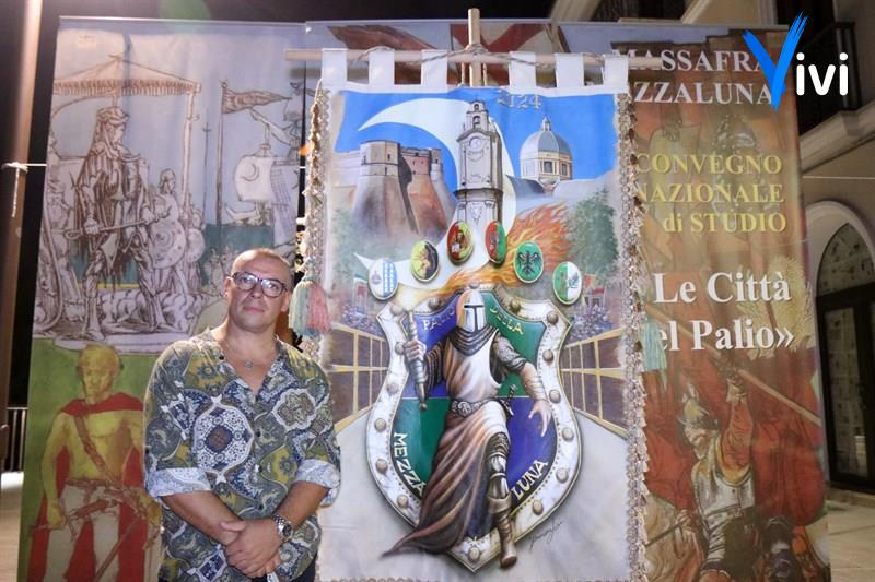 L'artista massafrese Francesco Lisi con il palio 2024