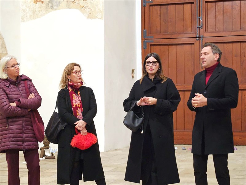 Il MuMa celebra dieci anni con una mostra tra arte e maiolica