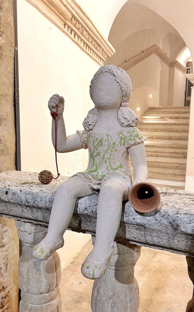 Il MuMa celebra dieci anni con una mostra tra arte e maiolica