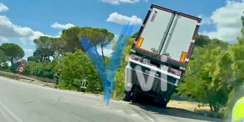 Camion vs auto: che scontro sulla Statale 100!