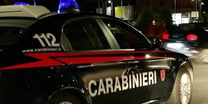 Mani in gola alla madre, poi la strattona: in arresto 27enne
