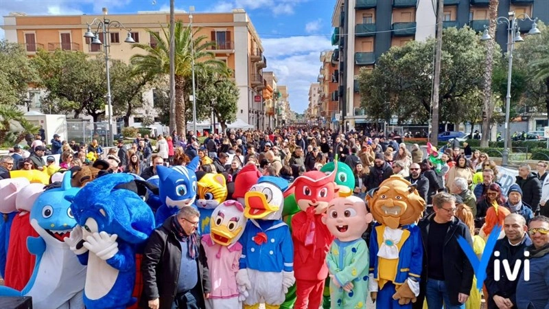 Carnevale a Grottammare, quasi 400 persone alla sfilata: no all'utilizzo  delle bombolette schiuma - Riviera Oggi