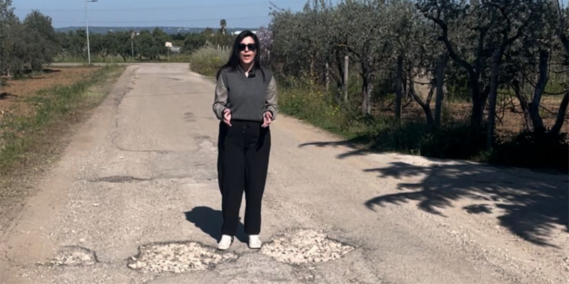 La consigliere Arrè durante un sopralluogo La consigliere Arrè durante un sopralluogo