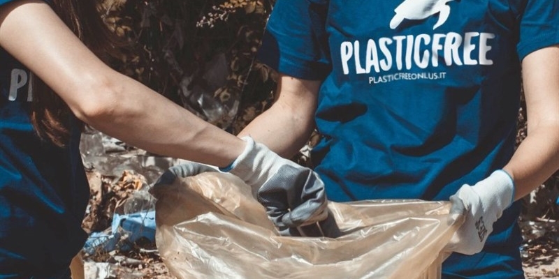 Chiatona, volontari e cittadini in spiaggia contro la plastica