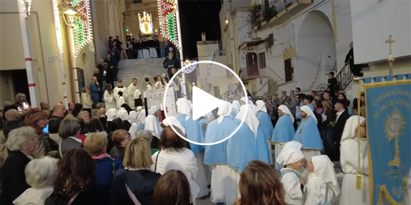 La Beata Vergine Maria del Rosario in processione