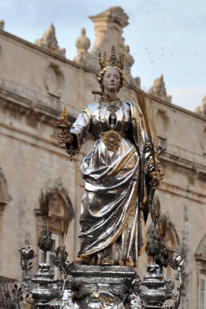 Il simulacro di Santa Lucia davanti al duomo di Siracusa