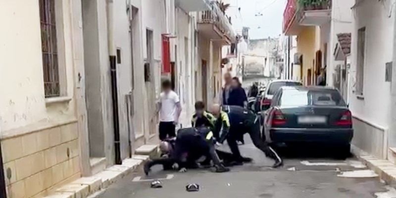 Caos in via Libertini: corpo a corpo tra agenti e automobilista