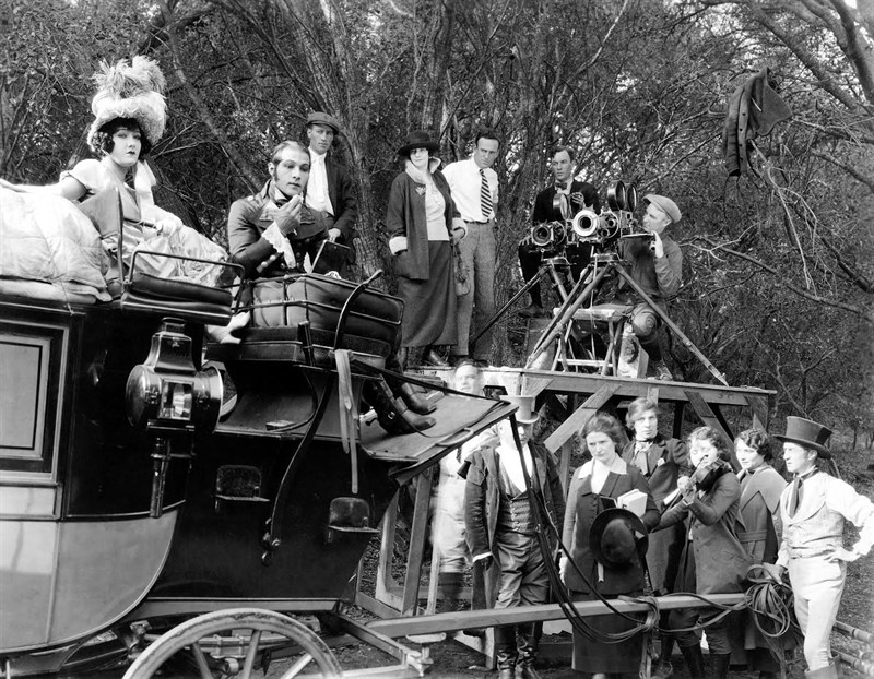 Durante la lavorazione del film Beyond the rocks, al trucco prima di cominciare a girare