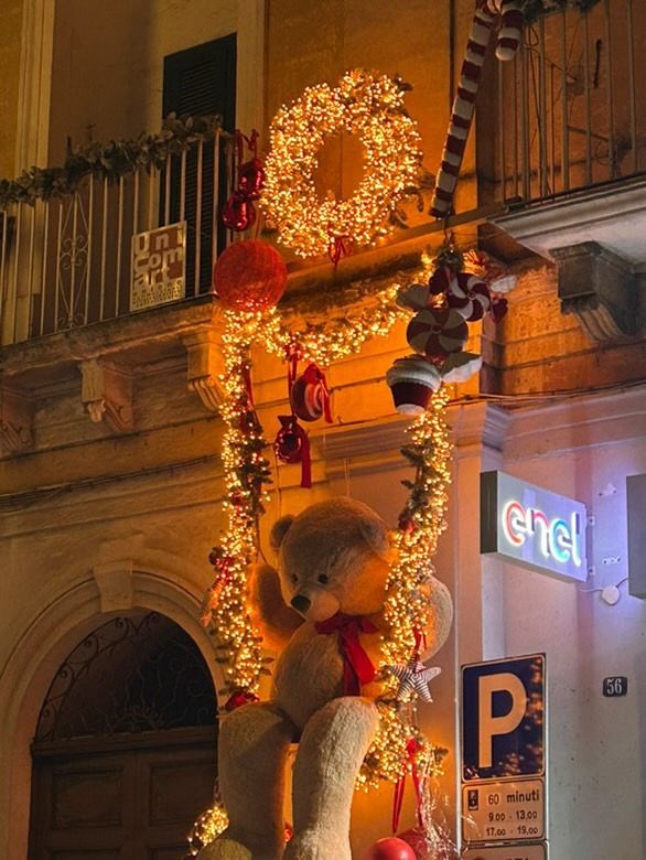 Orsacchiotto gigante su altalena | Via Roma 54