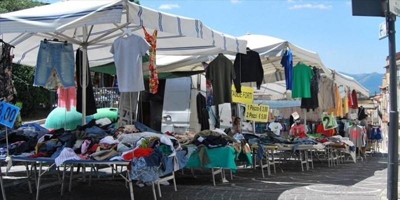 Mercatino natalizio domenicale nella zona mercatale di Mottola