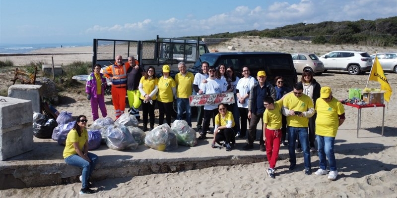 Ambiente e legalità: volontari in azione per la pulizia della spiaggia al fiume Lenne