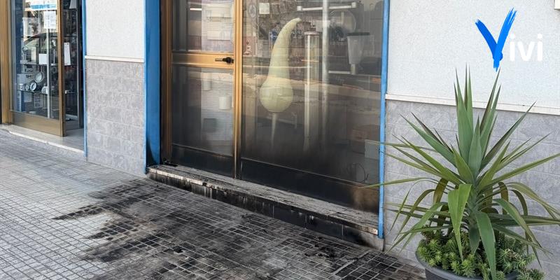 Fiamme alla saracinesca di un negozio: indagini in corso