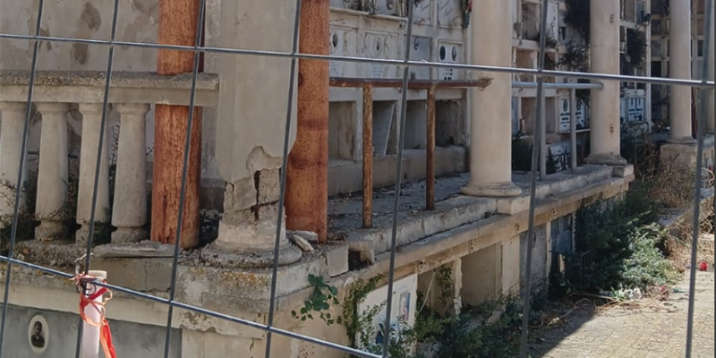 Arrè sul cimitero: «Condizioni disastrose, subito una commissione d'inchiesta!»