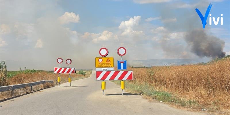 Fiamme in campagna tra Castellaneta e Castellaneta Marina