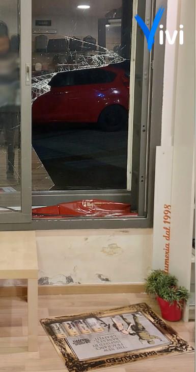 Fiamma ossidrica e vetri infranti: maxi furto in profumeria