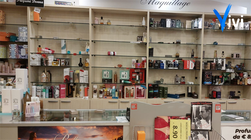 Fiamma ossidrica e vetri infranti: maxi furto in profumeria