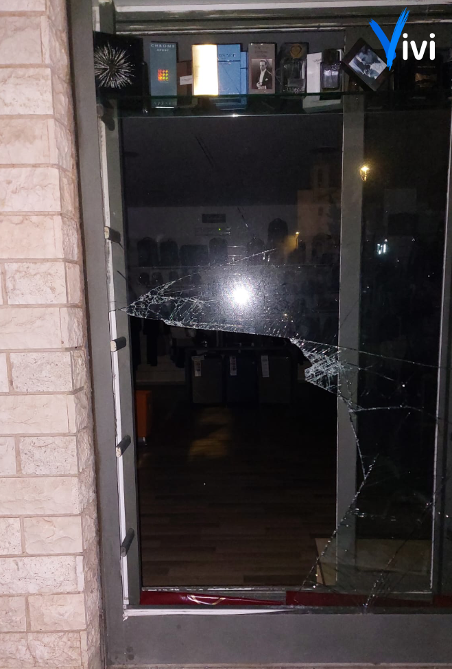 Fiamma ossidrica e vetri infranti: maxi furto in profumeria