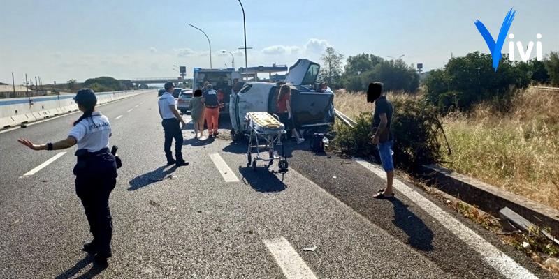 Incidente sulla SS 106 a Chiatona: auto ribaltata