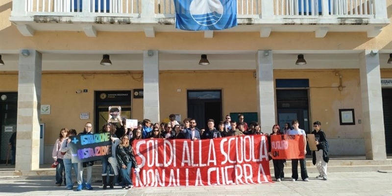 Aule vuote, piazze piene: a Castellaneta monta la protesta degli studenti