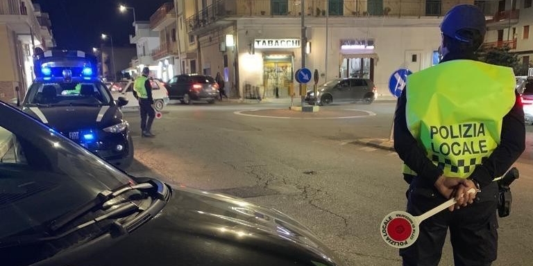 Danneggia auto e semina il panico: espulso 26enne