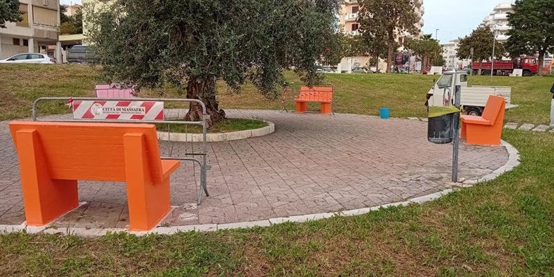 Panchine colorate in via Cosenza con il liceo artistico