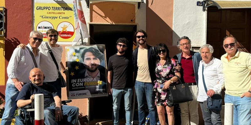 Gli attivisti di Castellaneta davanti alla loro sede